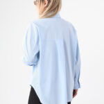 niebieska-elegancka-koszula-damska-plus-size-z-ozdobną-broszką (2)