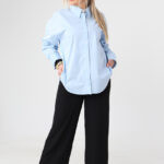 niebieska-elegancka-koszula-damska-plus-size-z-ozdobną-broszką (4)