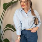 Niebieska elegancka koszula damska plus size z ozdobną broszką 42-50