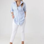 niebieska-koszula-damska-plus-size-w-paski-z-ozdobnym-haftem