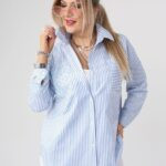 niebieska-koszula-damska-plus-size-w-paski-z-ozdobnym-haftem (4)