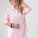 rozowa-koszula-damska-plus-size-w-paski-z-ozdobnym-haftem (5)