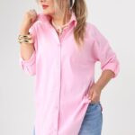 Gładka różowa koszula w dużym rozmiarze – moda dla puszystych kobiet