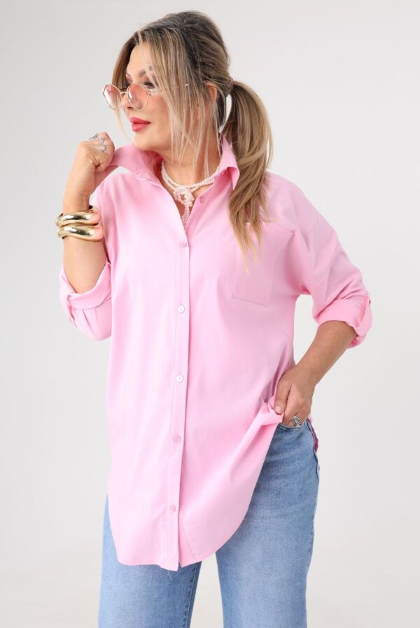 Gładka różowa koszula w dużym rozmiarze – moda dla puszystych kobiet