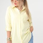 Gładka żółta koszula w dużym rozmiarze – moda dla puszystych kobiet