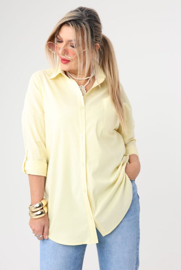 Gładka żółta koszula w dużym rozmiarze – moda dla puszystych kobiet