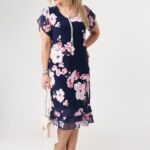 zwiewna-sukienka-koktajlowa-plus-size-granatowa-w-kwiaty (4)