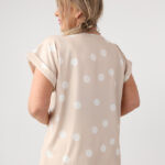 Beżowo-biała-bluzka-damska-plus-size-z-krótkim-rękawem 44-54 (1)
