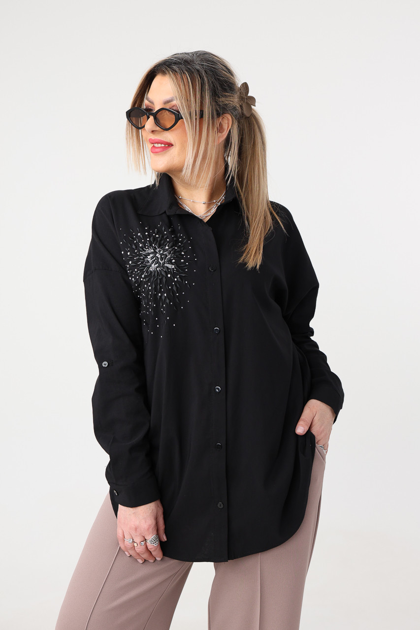 Czarna elegancka koszula plus size z ozdobną aplikacją 42-50