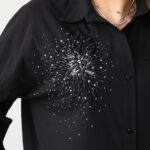 Czarna elegancka koszula plus size z ozdobną aplikacją 42-50 (4)