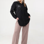 Czarna elegancka koszula plus size z ozdobną aplikacją 42-50 (5)