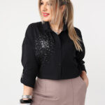 Czarna elegancka koszula plus size z ozdobną aplikacją 42-50 (6)