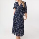 Lekka-sukienka-plus-size-szyfonowa-w-malarskie-wzory-granatowo-biała 44-56 (1)