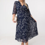 Lekka sukienka plus size szyfonowa w malarskie wzory granatowo-biała 44-56