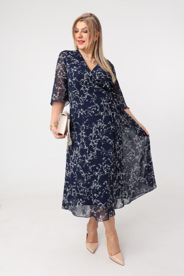 Lekka sukienka plus size szyfonowa w malarskie wzory granatowo-biała 44-56