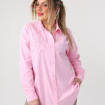 Różowa elegancka koszula plus size z ozdobną aplikacją 42-50