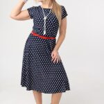 Wzorzysta sukienka ze złotym paskiem niebieska