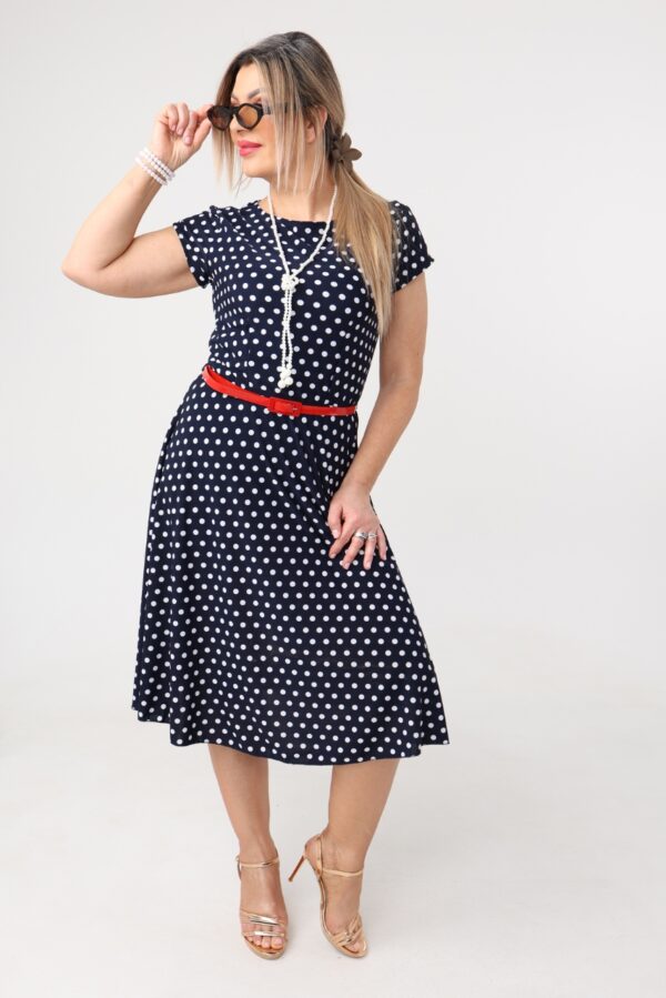 Wzorzysta sukienka ze złotym paskiem niebieska