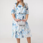 Zwiewna sukienka siateczkowa plus size niebiesko-biała 44-54