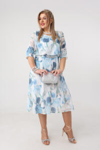 Zwiewna sukienka siateczkowa plus size niebiesko-biała 44-54