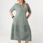 Zwiewna sukienka trapezowa PLUS SIZE zielona 44-50 (3)