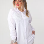 Biała elegancka koszula plus size z ozdobną aplikacją 42-50