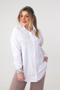 Biała elegancka koszula plus size z ozdobną aplikacją 42-50