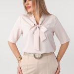 bezowa-elegancka-bluzka-plus-size-z-wiazaniem-na-dekolcie (4)