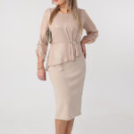 bezowa-sukienka-olowkowa-plus-size-z-falbanka (1)