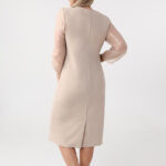 bezowa-sukienka-olowkowa-plus-size-z-falbanka (2)
