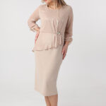 bezowa-sukienka-olowkowa-plus-size-z-falbanka (3)