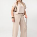 bezowy-elegancki-komplet-damski-plus-size-bluzka-i-spodnie-z-rozcieciem-po-boku (1)