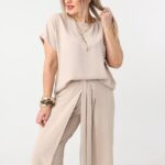 bezowy-elegancki-komplet-damski-plus-size-bluzka-i-spodnie-z-rozcieciem-po-boku (5)