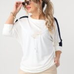 Modna bluzka dla puszystych biała luźny krój