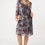 Brązowo-błękitna prosta sukienka z falbaną na dole