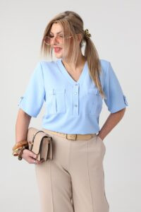 bluzka plus size z dekoltem dla puszystych kobiet