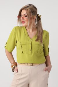 bluzka plus size z dekoltem dla puszystych kobiet