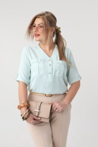 bluzka plus size z dekoltem dla puszystych kobiet