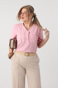 bluzka plus size z dekoltem dla puszystych kobiet