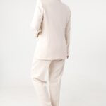 elegancki-garnitur-kobiecy-plus-size-bezowy (2)