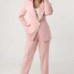 elegancki-garnitur-kobiecy-plus-size-rozowy (3)