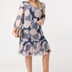 granatowo-bezowa-prosta-sukienka-z-falbana-na-dole (1)