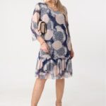 Granatowo-beżowa prosta sukienka z falbaną na dole