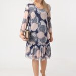 granatowo-bezowa-prosta-sukienka-z-falbana-na-dole (6)