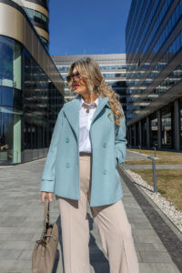 Miętowy płaszcz przejściowy plus size na guziki 42-46