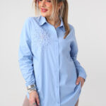 Niebieska elegancka koszula plus size z ozdobną aplikacją 42-50