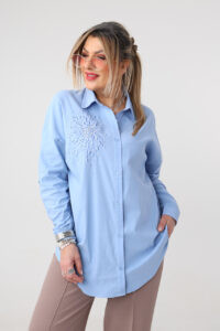 Niebieska elegancka koszula plus size z ozdobną aplikacją 42-50