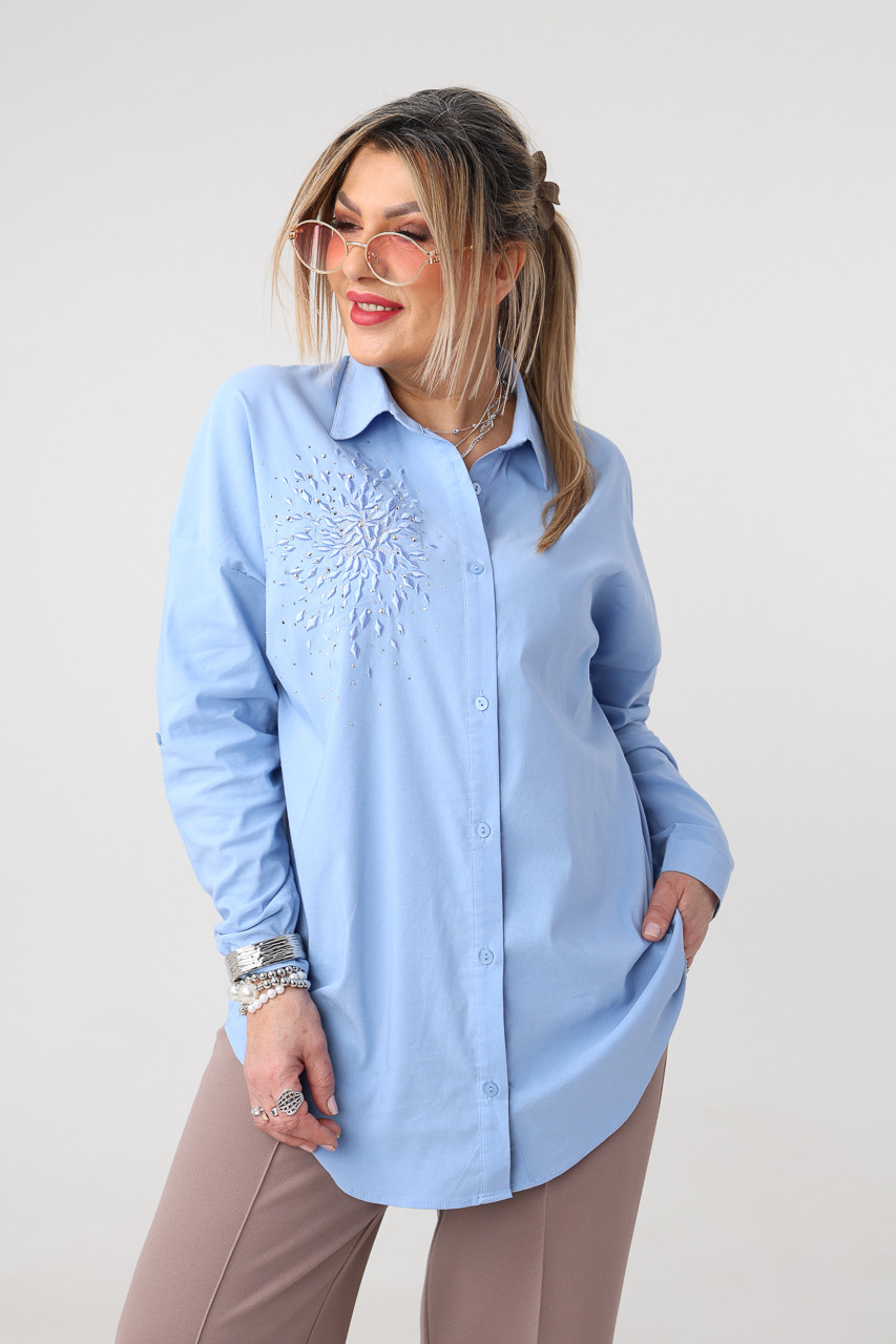 Niebieska elegancka koszula plus size z ozdobną aplikacją 42-50