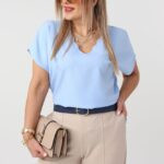 Niebieska bluzka z ozdobnym dekoltem