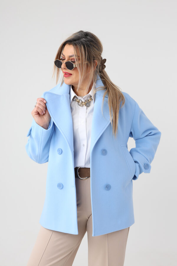 Niebieski płaszcz przejściowy plus size na guziki 42-46